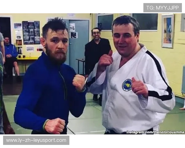 UFC地面反击一拳重击，声音震到麦克风失真